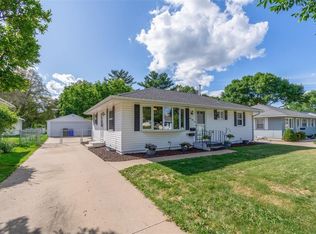 352 26th St NW, Cedar Rapids, IA 52405