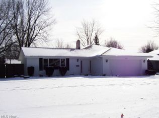 27401 Edgepark Dr, North Olmsted, OH 44070