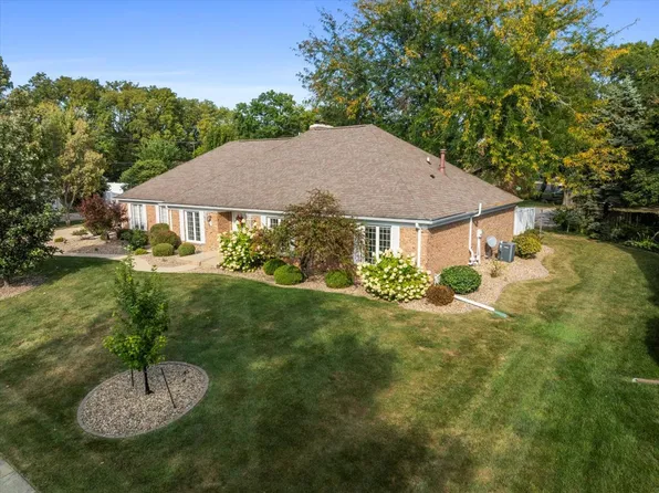 4 Ebach Dr, Bloomington, IL 61701