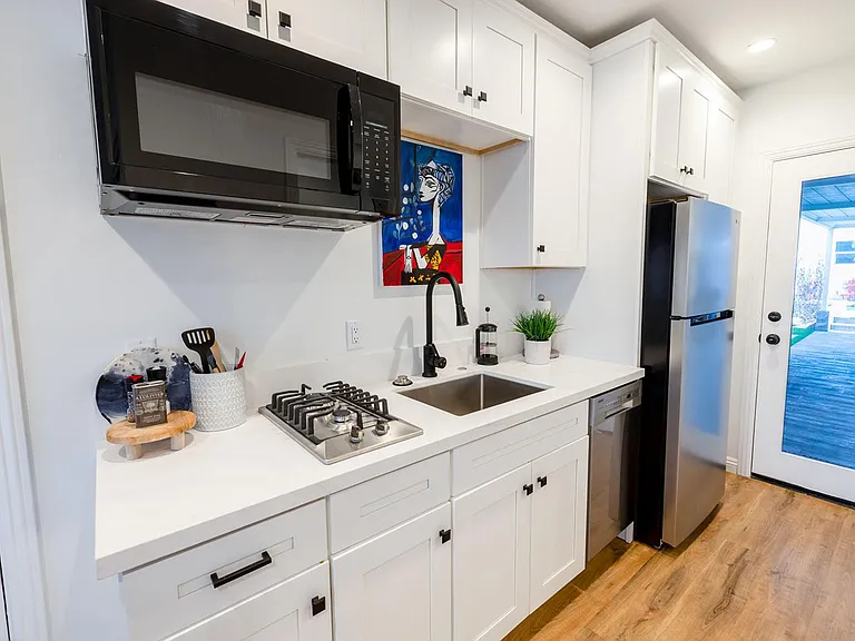 727 W 11th Ave #B — Photo 4