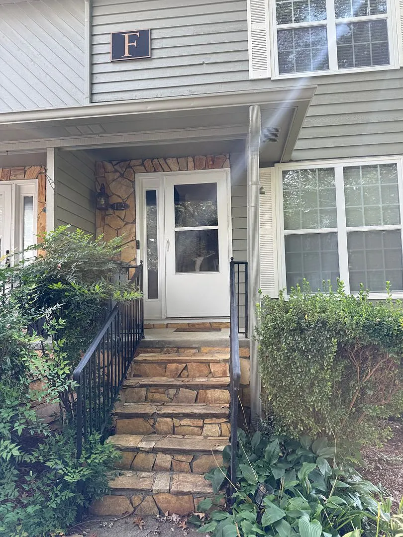Update Townhouse Move in Ready — Photo 1