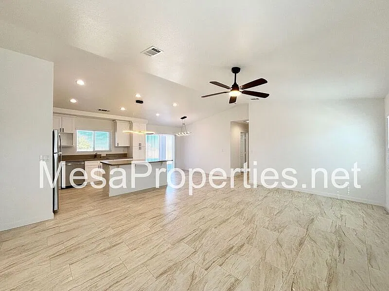 3 bed, 2.0 bath, 1200 sqft, $2,395 — Photo 4
