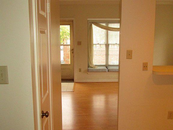 4th image of 2518 Fairfax Dr #A