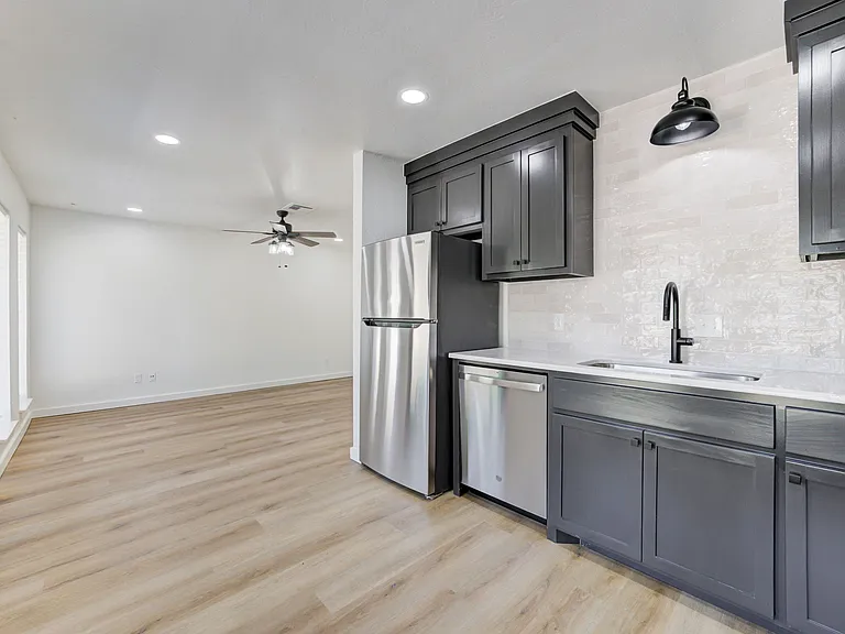 2212 Donna Dr — Photo 43