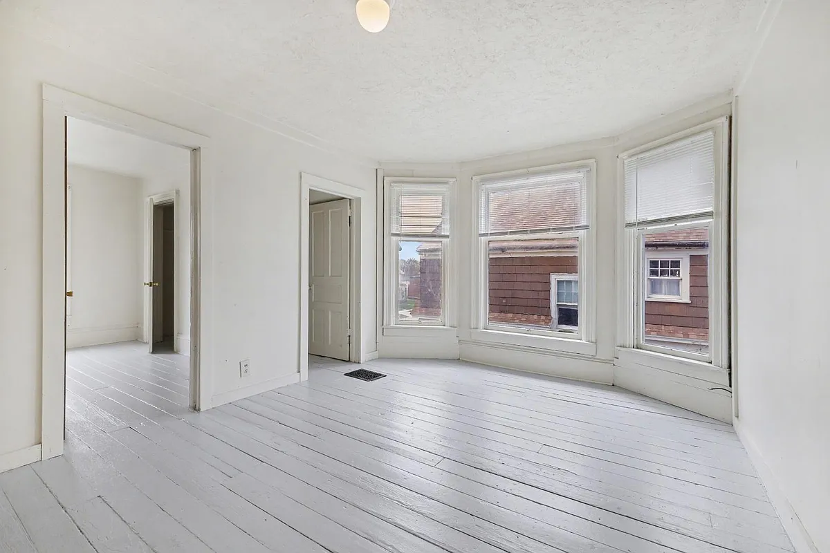 Unit Photo - 121 S Clay St