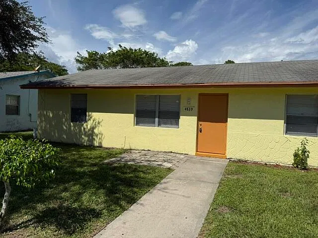 3 bed, 1.0 bath, 1050 sqft, $2,200 — Photo 2