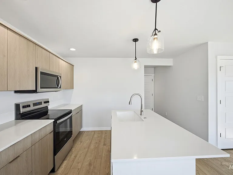 10863 Greensboro St — Photo 6