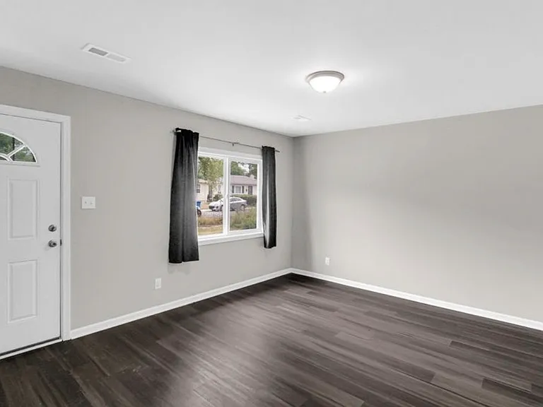 1015 E 36th Pl — Photo 3