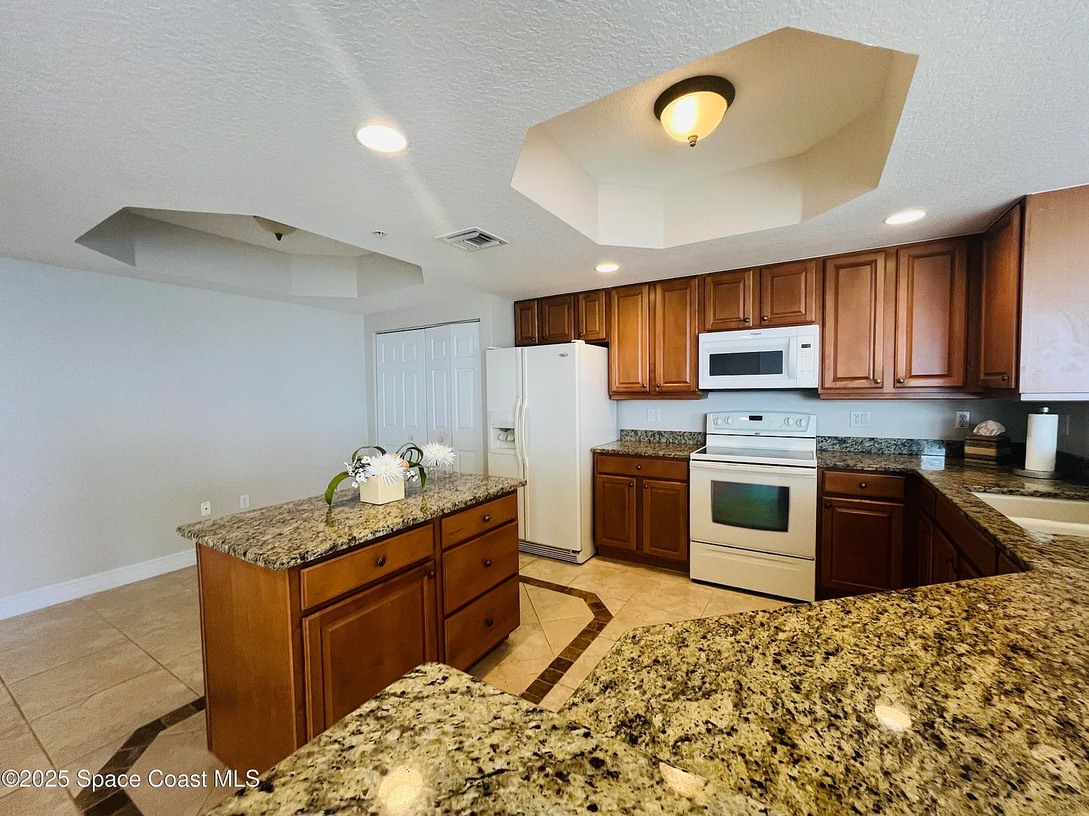 3 bed, 2.0 bath, 2279 sqft, $3,200 — Photo 4