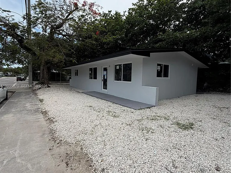 3220 Plaza St — Photo 2