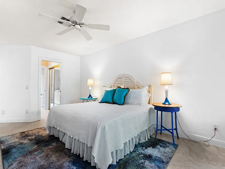 560 N Monterey Dr — Photo 16