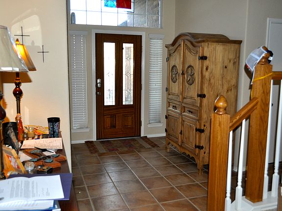 Spacious Entrance 
