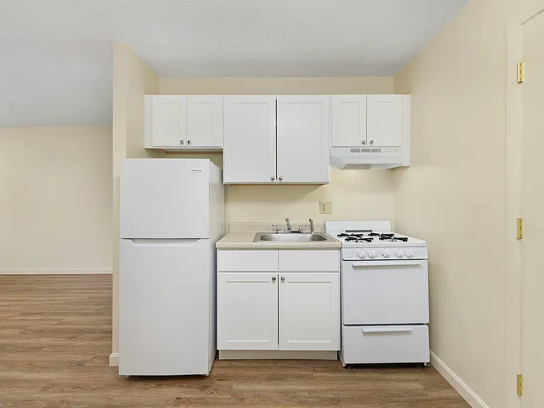 East Bay Apartments — Photo 36