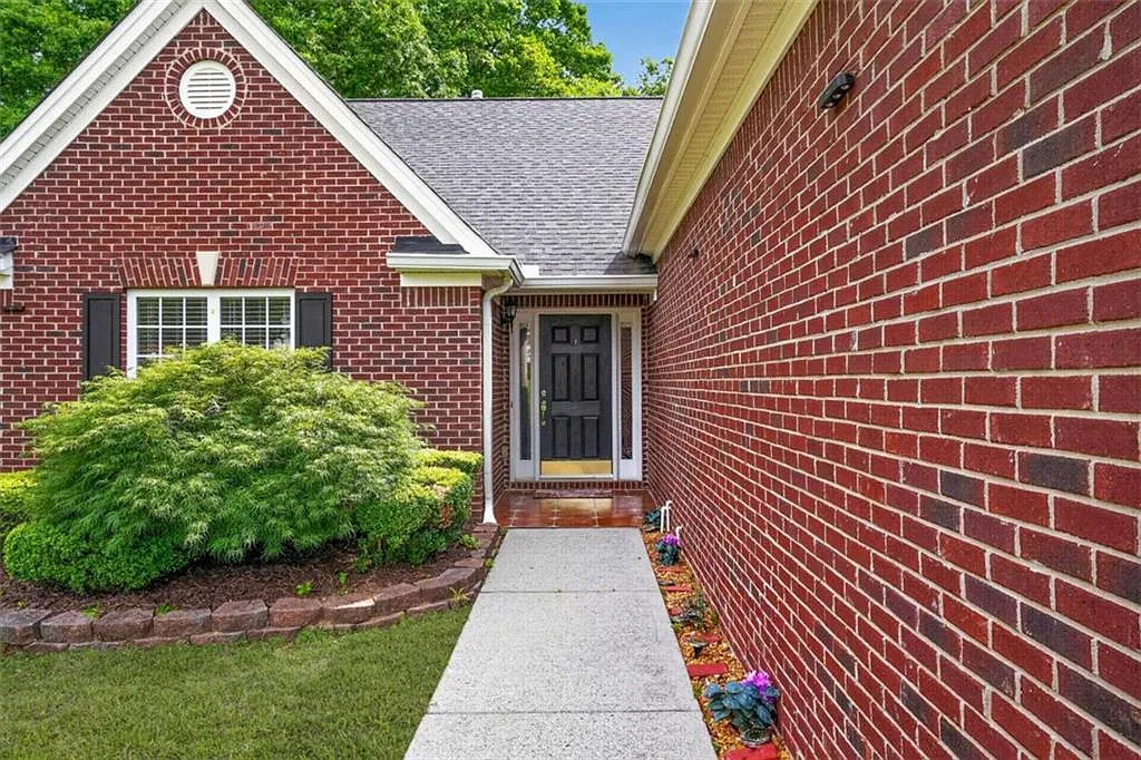 4 bed, 2.0 bath, 2428 sqft, $2,149 — Photo 4