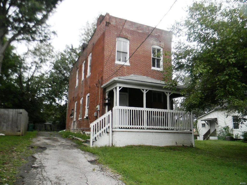 915 Cornell Ave photo 1