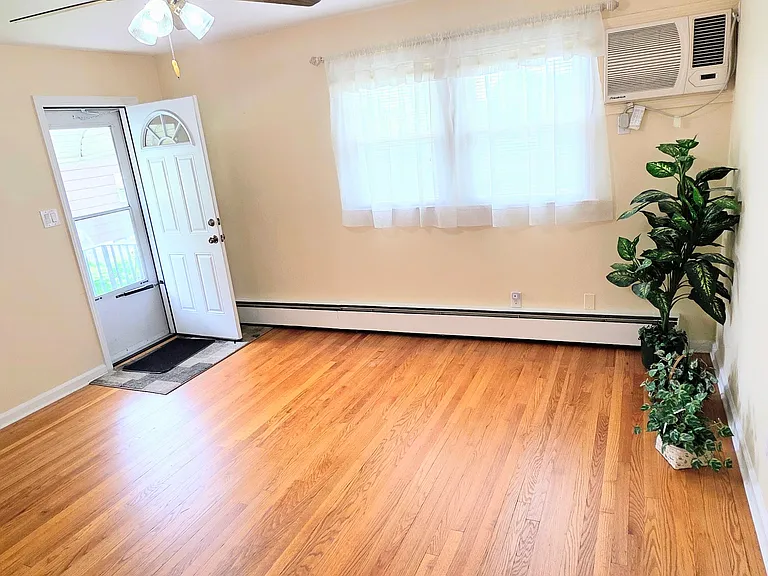 648 Milton Ave — Photo 9