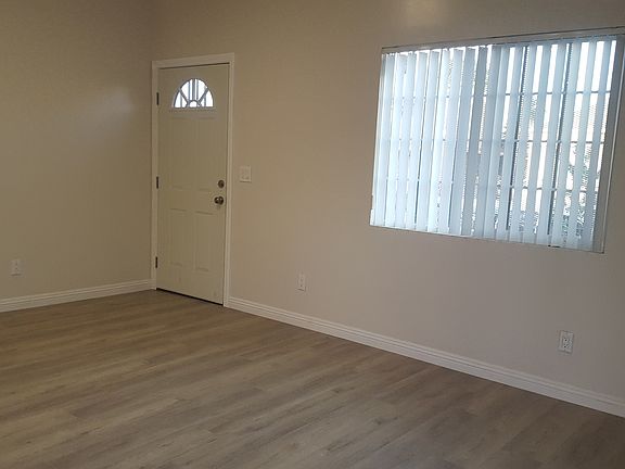 5th image of 320 W 52nd Pl