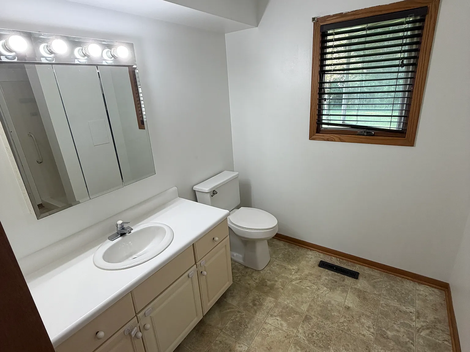 2 bed, 1400 sqft, $2,200 — Photo 2