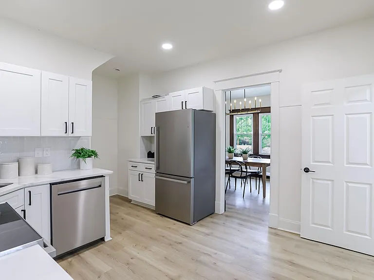 910 Sanders St — Photo 19