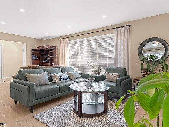 5th image of 304 River Rd