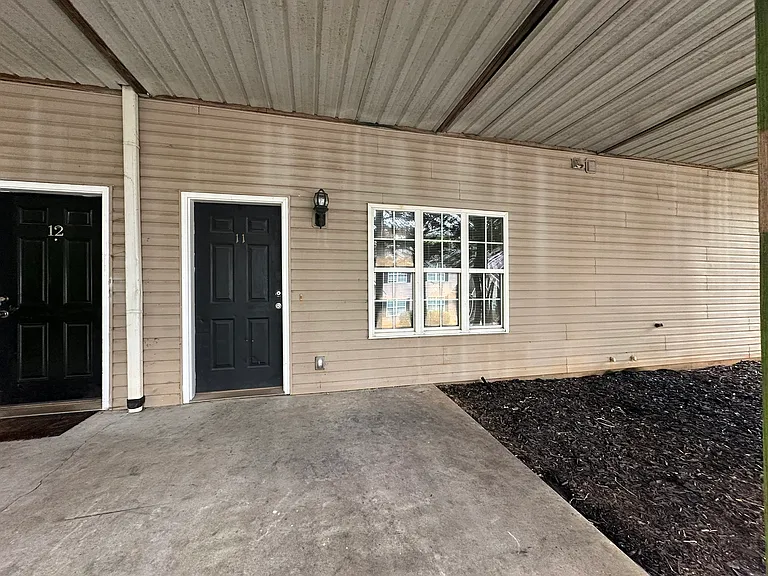 58 Wanda Dr #11 — Photo 1