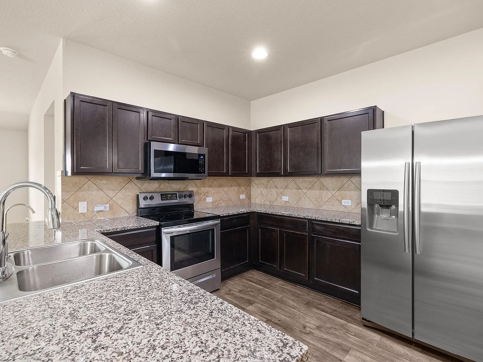 4 bed, 2.0 bath, 1939 sqft, $2,145 — Photo 4