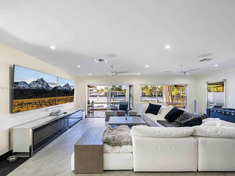 517 S Riverside Dr — Photo 10