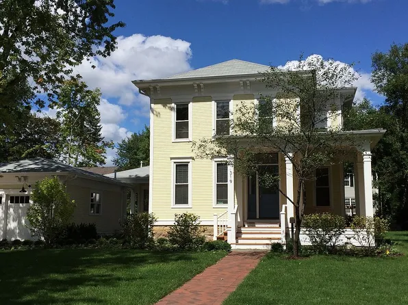 319 E Franklin St, Wheaton, IL 60187