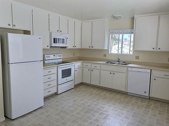Kitchen and appliances in unit