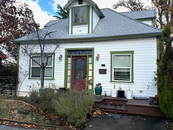 329 S Grape St, Medford, OR 97501