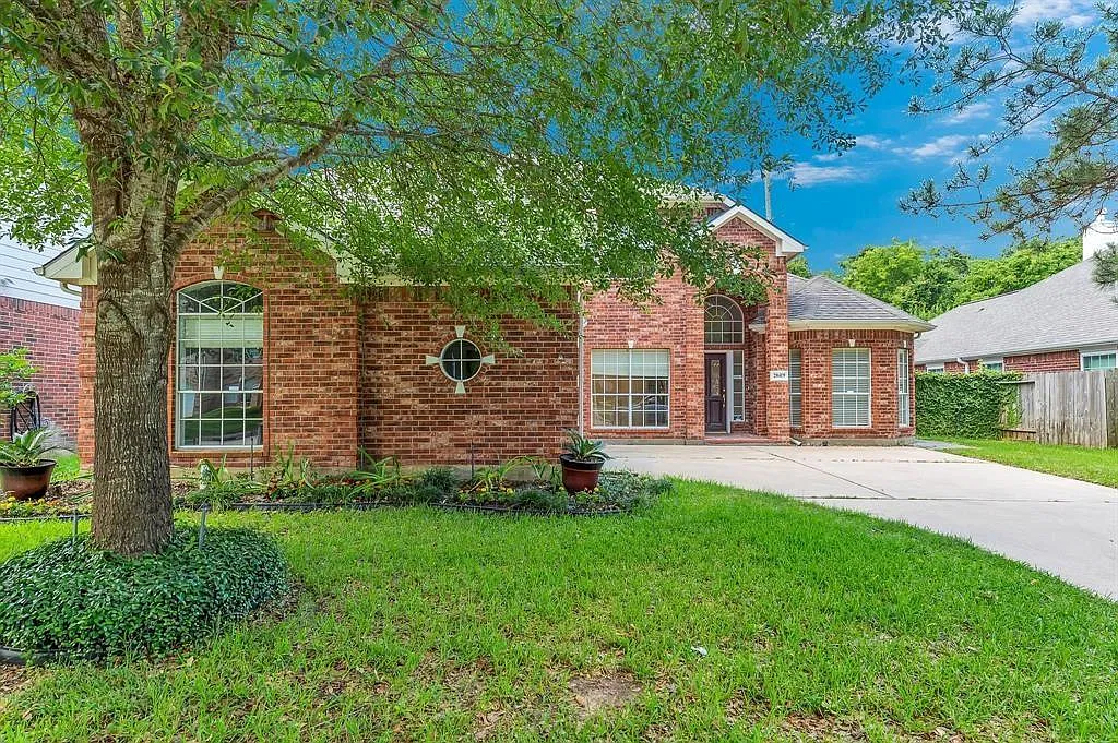 5 bed, 2740 sqft, $2,650 — Photo 2