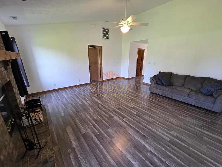 284 Blakely Dr — Photo 3