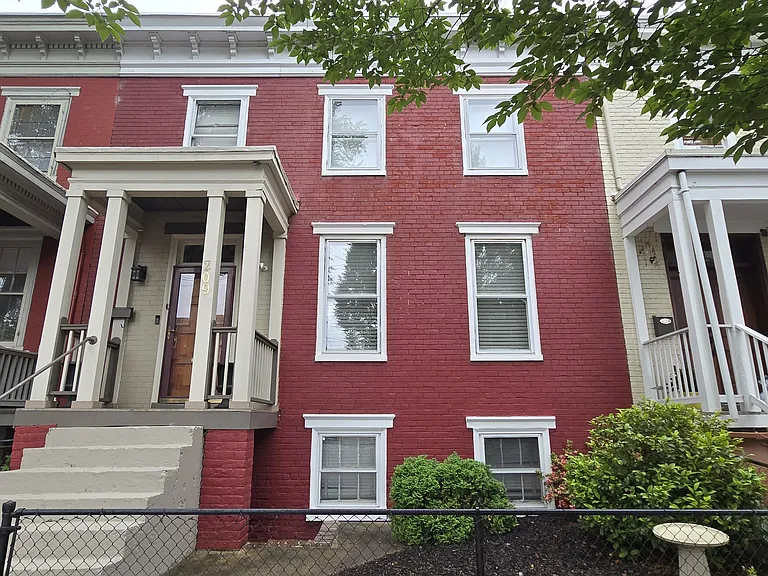 209 W Clay St — Photo 2