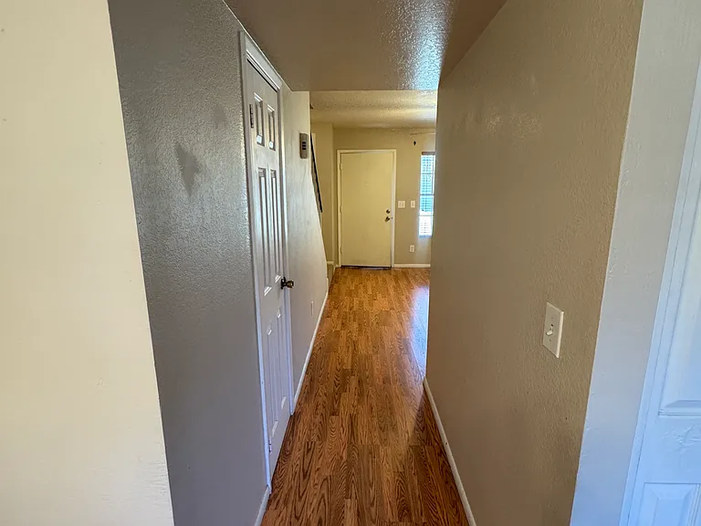 909 E Lodge Dr — Photo 24