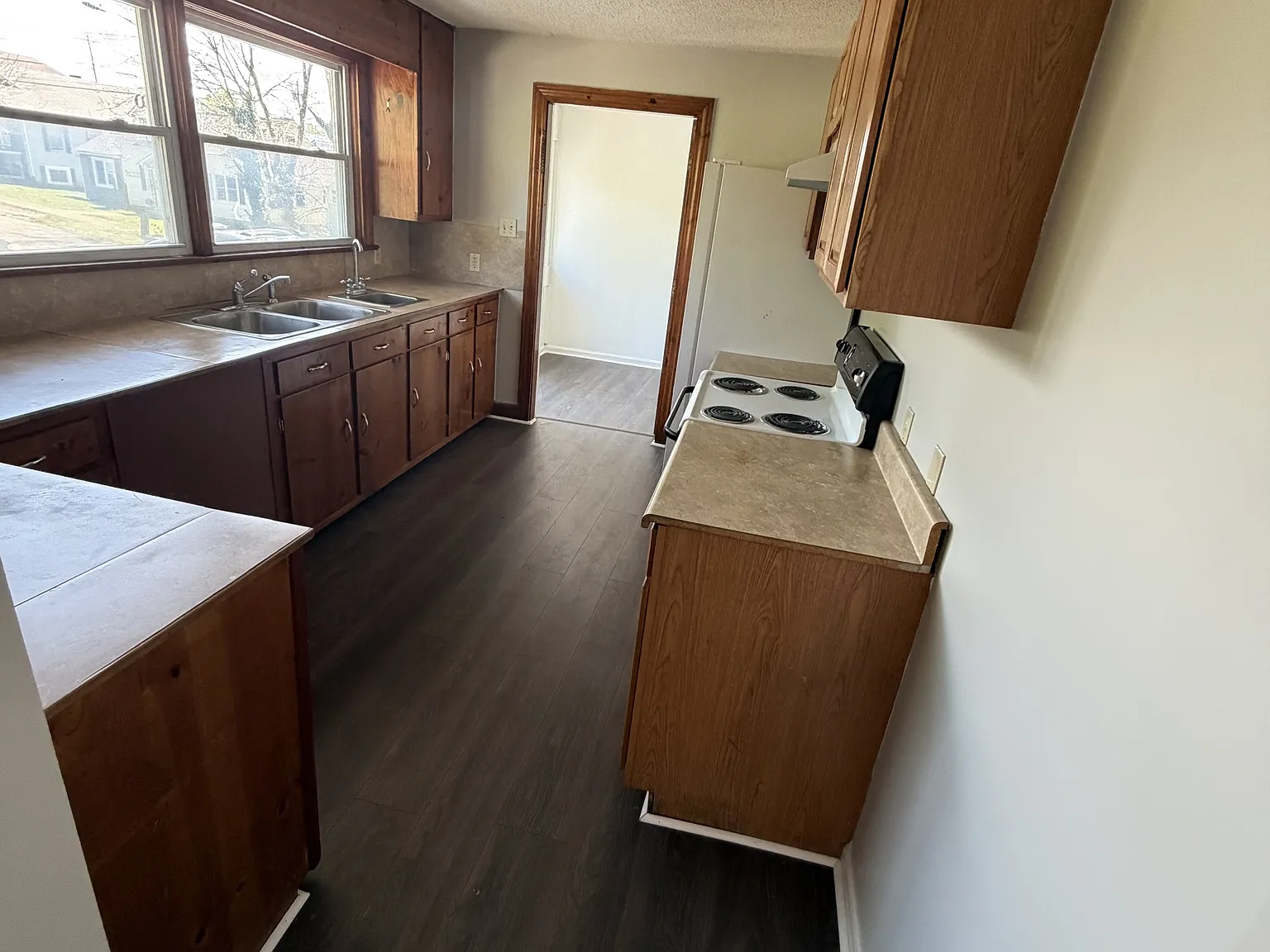 609 C Street - B — Photo 4