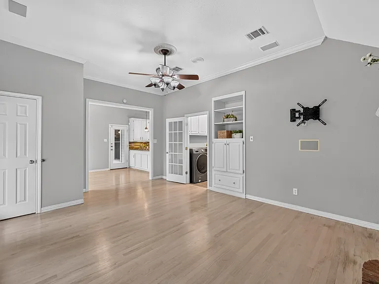 909 San Saba Dr — Photo 8