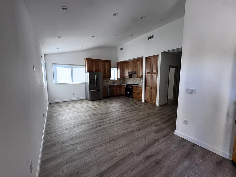 913 E Verdugo Ave — Photo 5