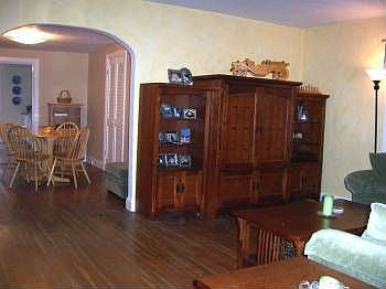 3rd image of 423 Seekamp Ave