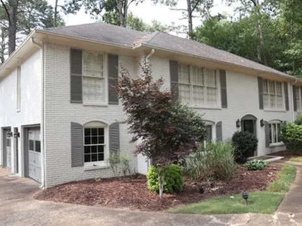 928 Riverchase Pkwy W, Hoover, AL 35244