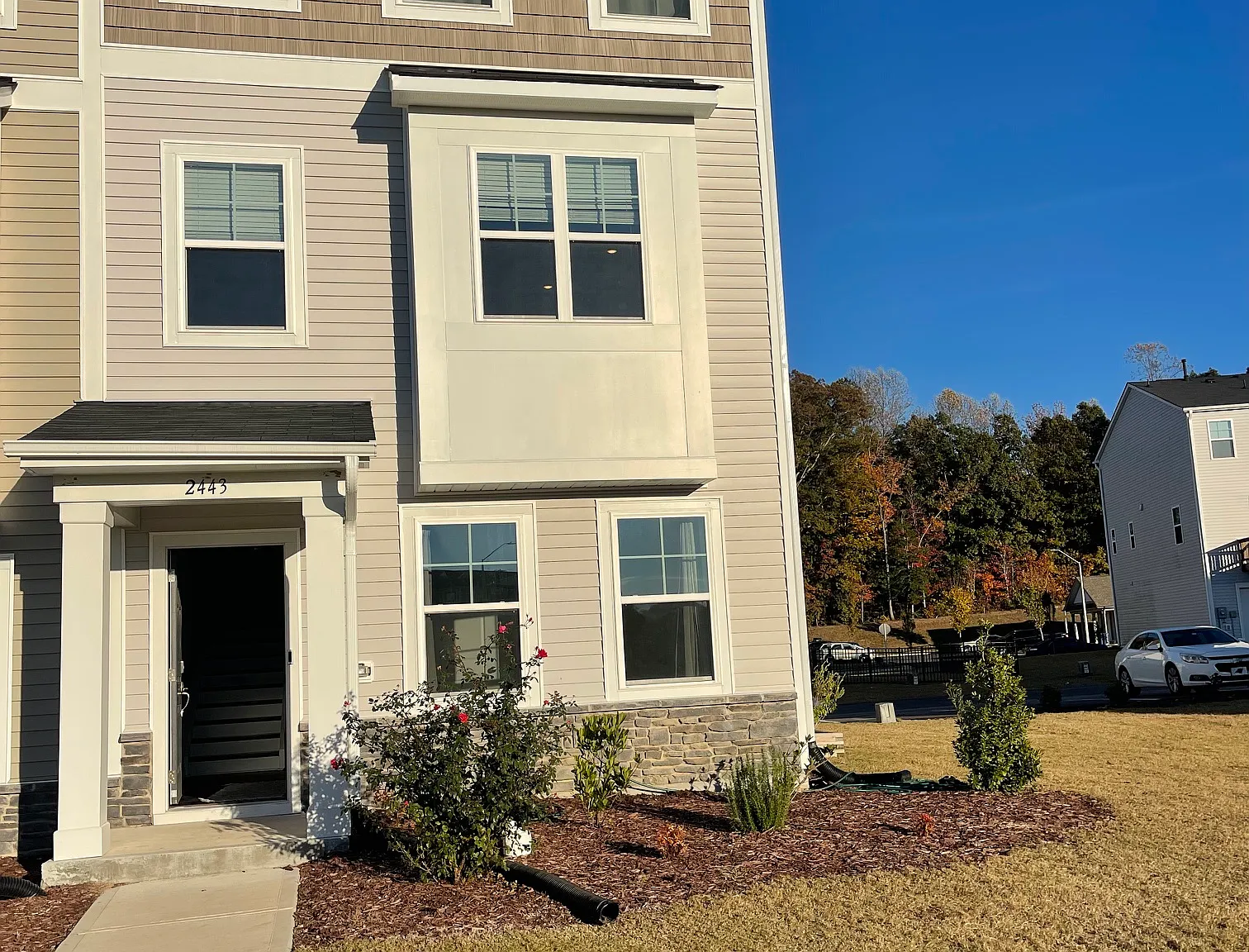 3 bed, 3.5 bath, 1804 sqft, $850 — Photo 1