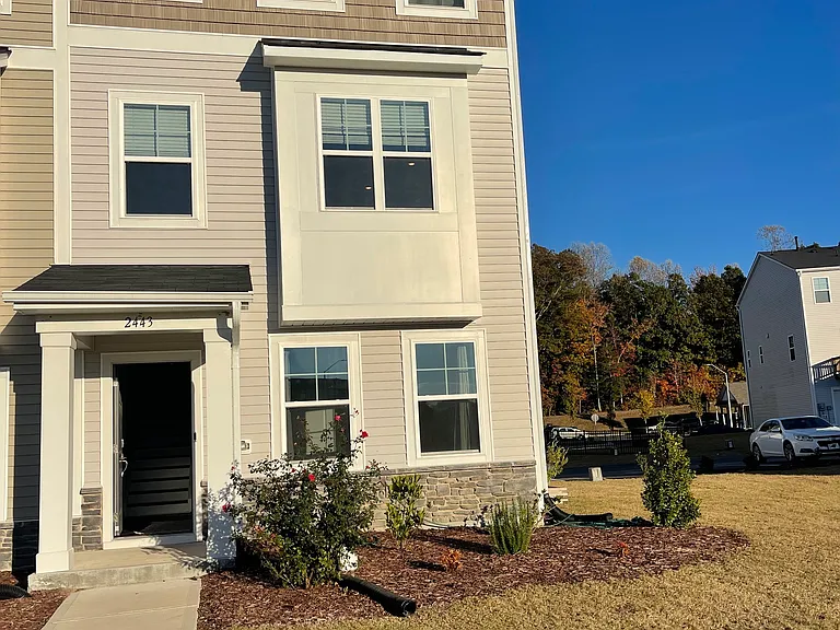 2443 Kasota Ln — Photo 1