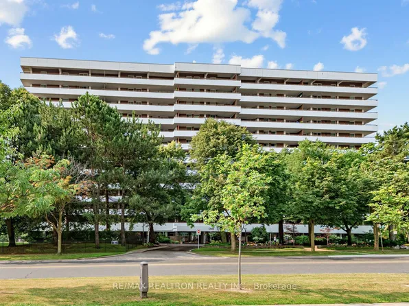 1 Royal Orchard Blvd #211, Markham, ON L3T 3C2