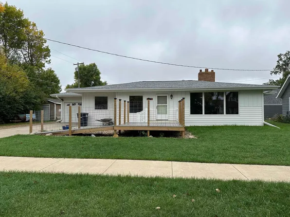 419 8th St W, Harvey, ND 58341