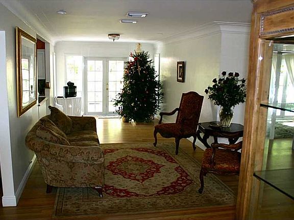 4th image of 811 Venetia Ave