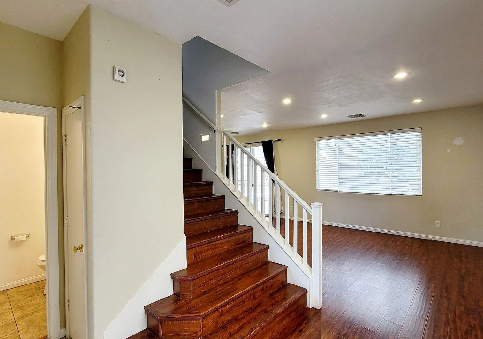 8344 Golden Cypress Ave - 3 bedrooms , 2.5 bathrooms, 1957 SQFT — Photo 3