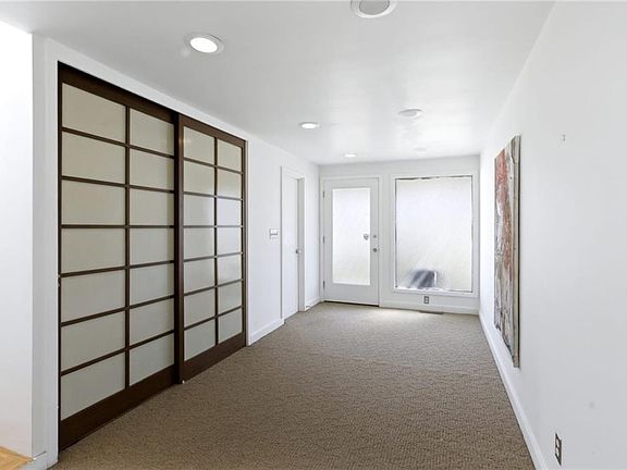 3rd image of 111 Roger Williams Cir
