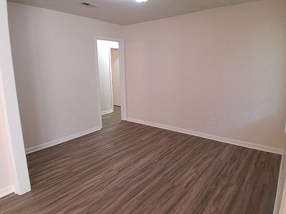 4th image of 103 Robin St