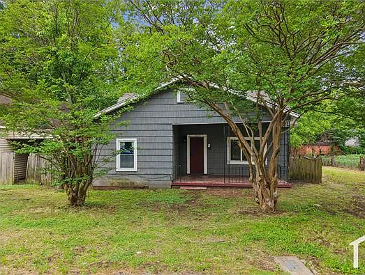 3 bed, 820 sqft, $900 — Photo 1