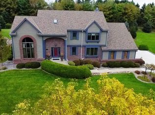 1260 Shelly Ln, Hartland, WI