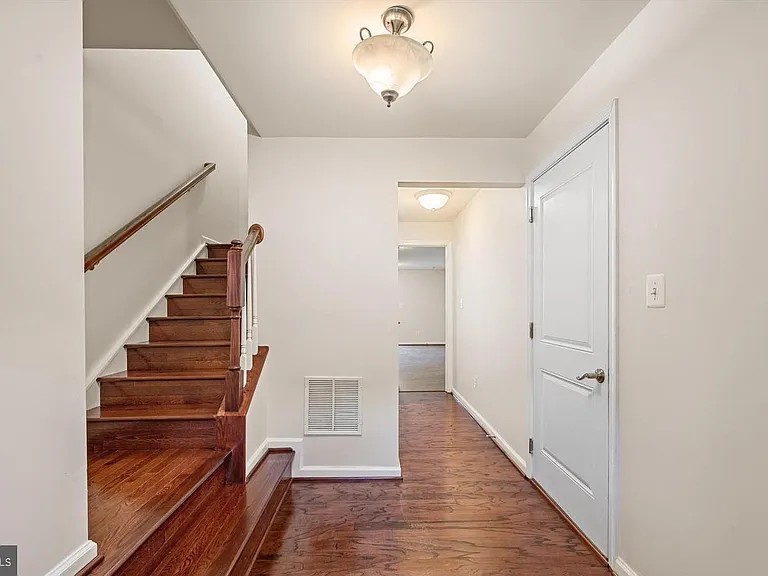 106 Argyle Ct — Photo 14